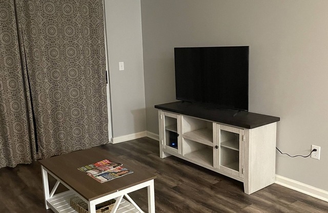 Minutes to Beach, broadway at the beach and airport. Located on Golf Course