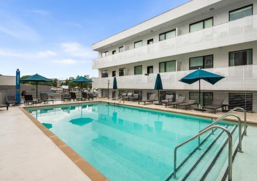 Minutes to Broadway Retreat with Pool & Mural