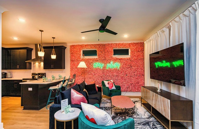 ★ EAST NASH HOT SPOT !! ★ 9 CAMAS! ★ NUEVO --- DU28