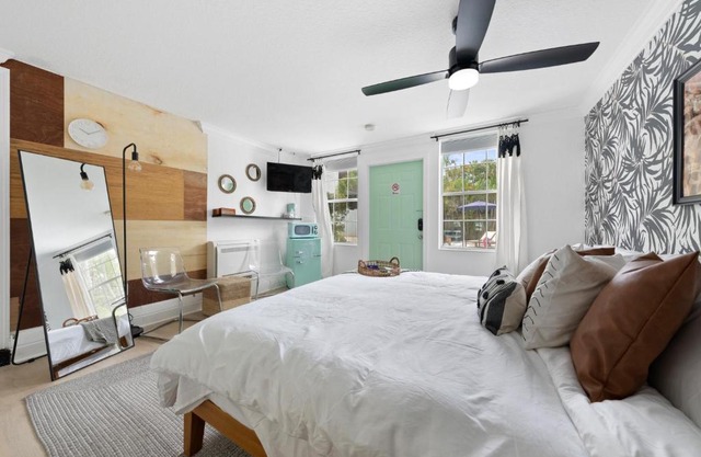 MISS PIGGY SUITE at THE KarINN BOUTIQUE HOTEL - Downtown Ft Lauderdale 3