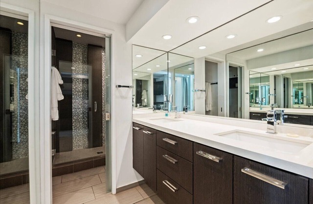 Mission Beach 7 Bedroom Castle w/ Rooftop Deck & Hot Tub