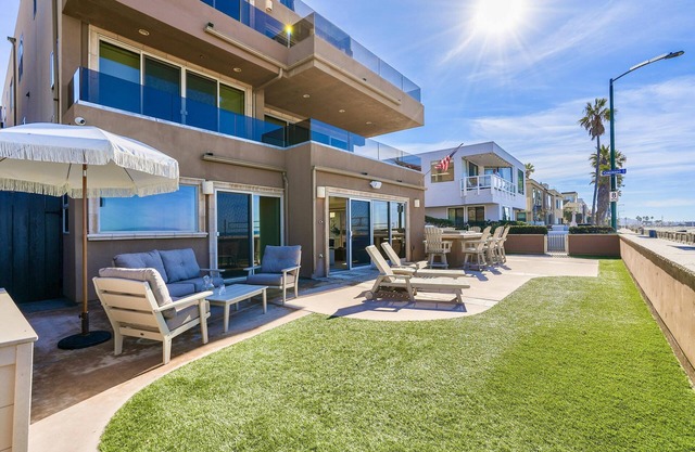 Mission Beach Oceanfront - Ground level, no stairs. Amazing private patio