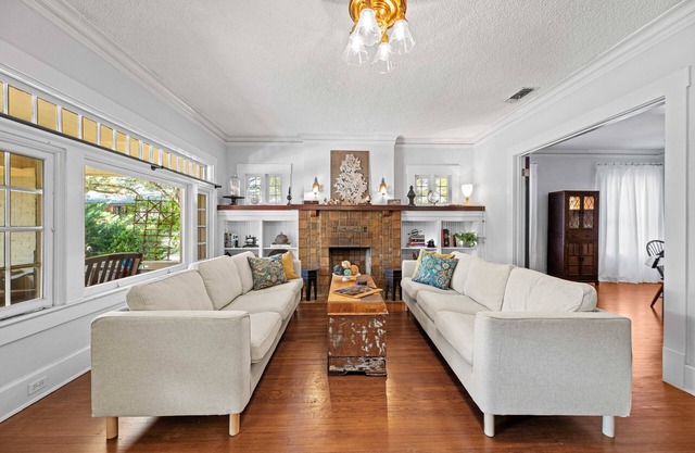 Mistletoe Heights- Classic 5-Bed Retreat