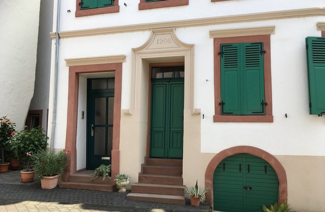 Mittelmosel: antigua casa de viticultores en una tranquila calle lateral con un elevador de escaleras