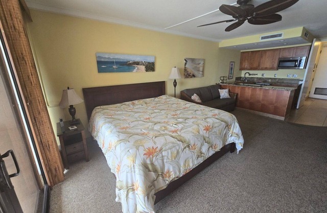 MK 106 Oceanfront Maui Studio w King Bed & Kitchen