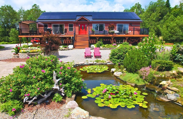 Casa privada con un paisaje ESPECTACULAR, playa, pesca, mesa de billar, cocina al aire libre, fogata y mucho más. 1 milla a la zona de esquí. Hábitat certificado de vida silvestre! Ideal para bodas y reuniones familiares.