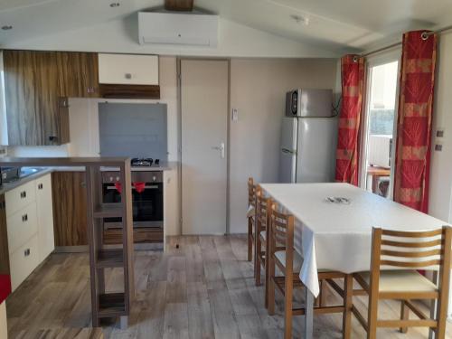 Mobil home camping les Charmettes 4 étoiles les MATHES en Charente Maritime prés du ZOO de la Palmyre 8 personnes tout confort 3 chambres 2salles de bains 2 WC Lave linge lave vaisselle Climatisation bien situé