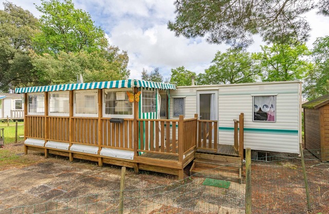 Mobilhome 'Mobilhome Mh343' con piscina compartida, terraza privada y jardín privado
