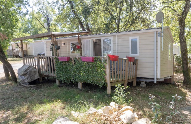 Mobilhome con piscina compartida, terraza privada y aire acondicionado