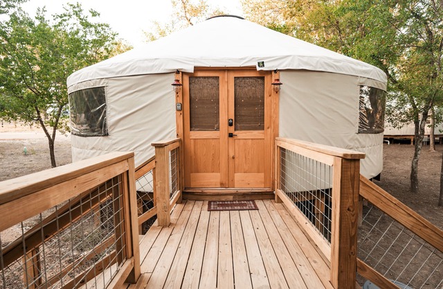 Mockingbird/River Yurt Village/Hot Tub/Medina River/ Block from Main!