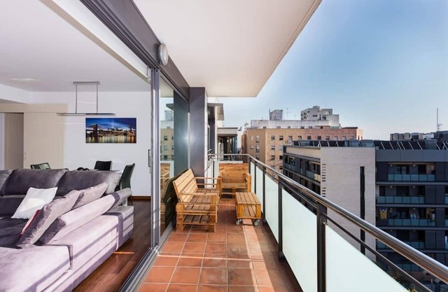 Apartamento moderno y muy cómodo con todas las comodidades. Cerca de la Europa Fira Barcelona, a 15 minutos en metro/autobús del centro de Barcelona (Plaza Cataluña) y a 15 minutos del aeropuerto en coche. Ideal para familias, parejas o empresas.