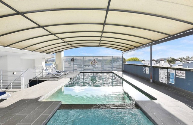 Modern 1-Bed Apartment with Pool, Gym & Parking