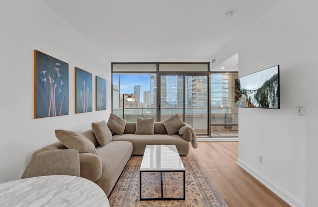 Modern 1BR Condo in Yorkville