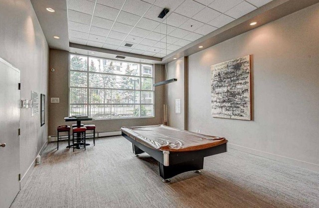 Modern 1BR DT Condo by Bow River & C-train w/ Patio, Gym & underground parking