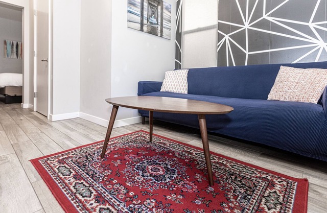 Modern 1BR Walk to All! Parking, Wi-Fi ⚡️ Cable TV - Discounts For Longer Stays