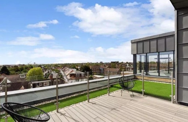 Modern 2 Bed Penthouse with Large Terrace and View