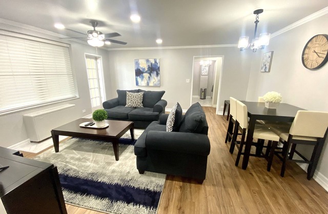Modern 2 bedroom Condo w/ Skyline View
