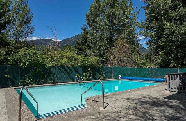 Modern 2 Studio lock-off w/ free parking & 5 min walk to the gondola and/or lake