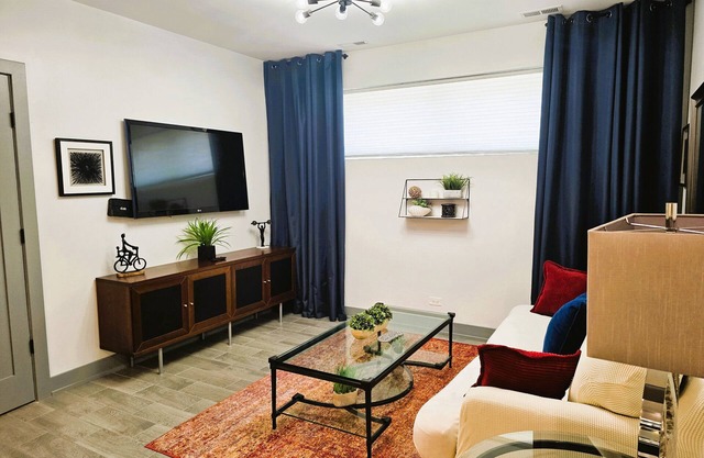 Modern 2BR APT -- West Town -- Tons to do-- Central Location!