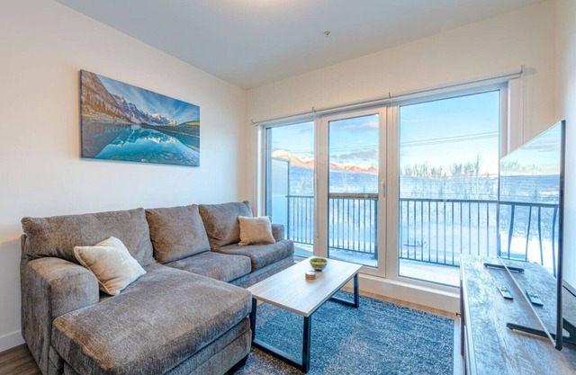 Modern 2BR Condo w/ Mts. View