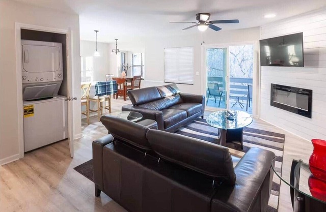 Modern 2BR/2BA peaceful forest-view condo in Westminster, near Lakes and Clemson