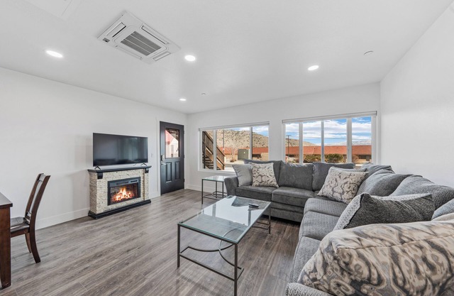 Modern 3-bed, 2-bath suite with a beautiful view of Topaz Lake.