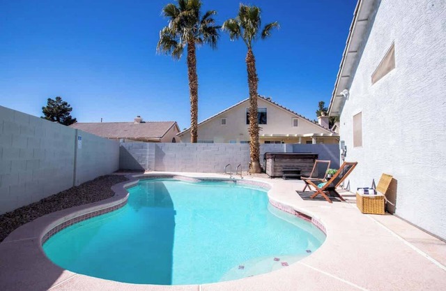 Modern 3 BR Home w/ Hot Tub, Pool, Golf!