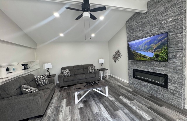 Modern 3BR Family Retreat -Fast Wi-Fi Smart TV Prime Location