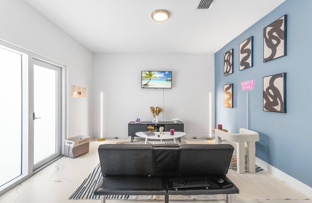 Modern 3BR Near Beaches–Fast WiFi & Spacious Design
