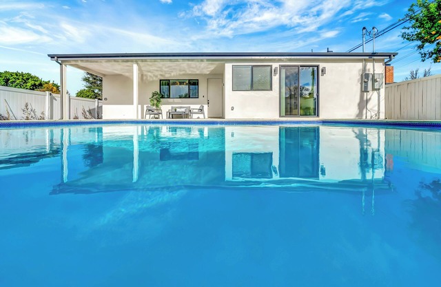 Modern 3BR W/King Bed, Gated Pool & BBQ Oasis