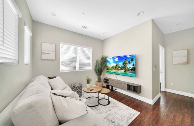 Modern 4 Bedroom Central Oasis with Spa