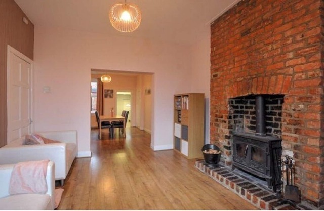 Modern 5 Bedroom House, Free Wi-Fi & Parking