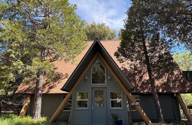 Cabina A-Frame moderna ubicada en Pinecrest Retreat