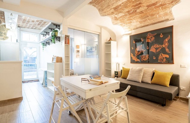 Oltrarno Bright Apartment with Private Patio