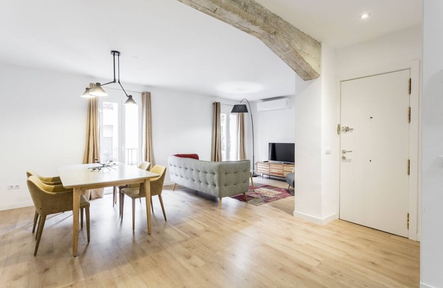 Modern and Chic 2BR/2BA apartment in trendy Chueca
