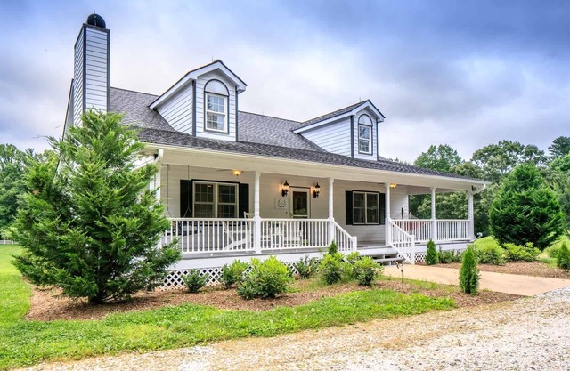 Casa moderna y espaciosa rodeada de pintorescos sauces y estanques.