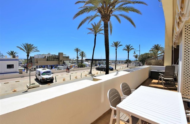 Apartamento moderno y espacioso con vista al mar, Primera línea en el puerto cerca de playa y bares