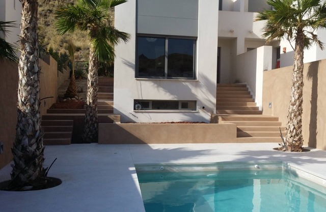 Moderna y amplia casa con piscina en un entorno unico