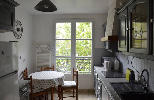 Modern apartment in upmarket condo... Perfect for 2024 Olympics attendance