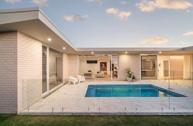Modern Beach Haven, hot Tub and Sauna ,6 minutes to beach or Market