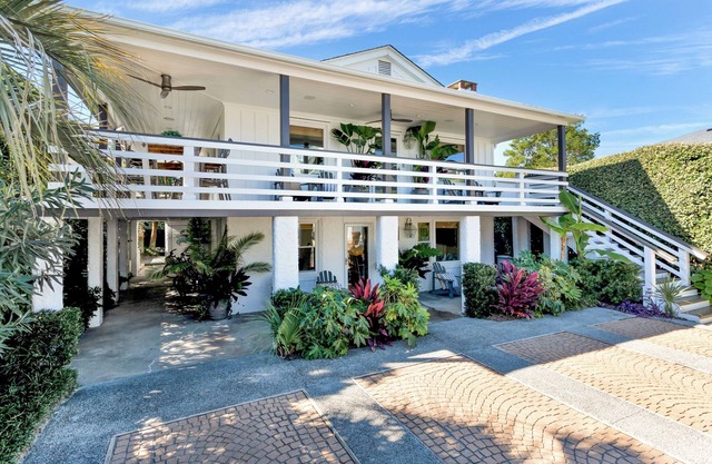 Renovado nivel superior junto a la playa Cottage pasos del océano!