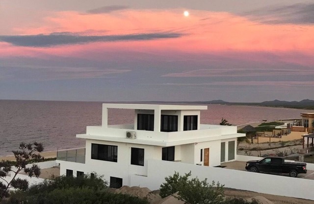 Modern beachfront 4 bedroom home w/ pool and hot tub - South Beach La Ventana
