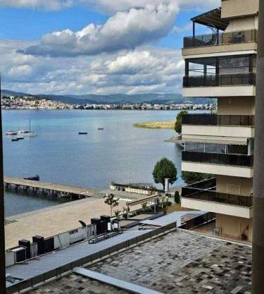 Modern Beachfront Apt with Lake view