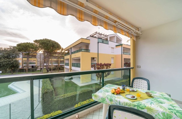 Moderno apartamento vacacional en primera línea de playa con piscina