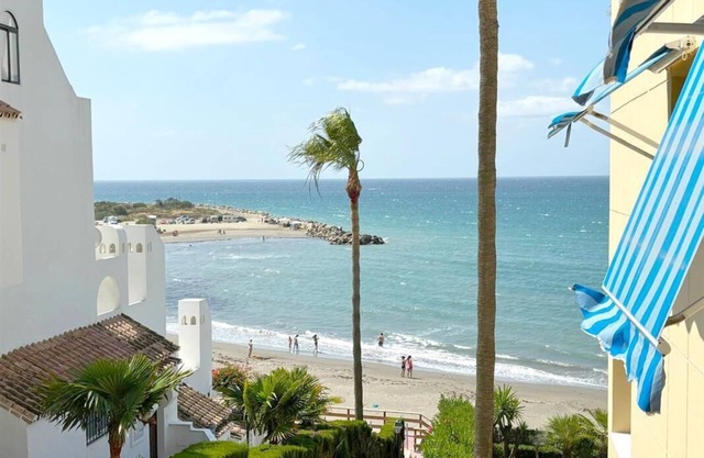 Apartamento moderno junto a la playa con piscina, Junto a la playa a poca distancia del puerto