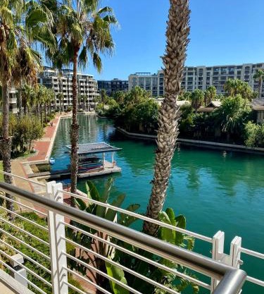 Modern, beautiful 1 bed with views -V&A Waterfront