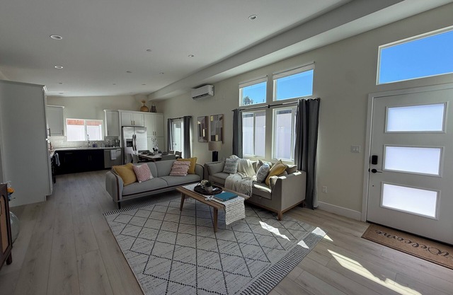 Modern Butterfly Roof 3 Bedroom 2 Bathroom - Huge Master - Pet Welcome!