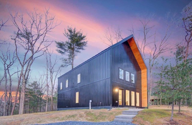 Modern Cabin 1 min to Bryce | Fire Pit |KING Bed