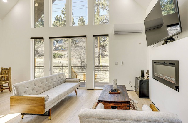 Modern Cabin w/ Hot Tub 5 Mi to Big Bear Lake!