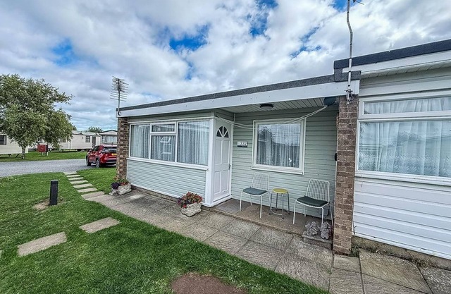 Modern chalet nearby Hemsby beach ref 83332S
